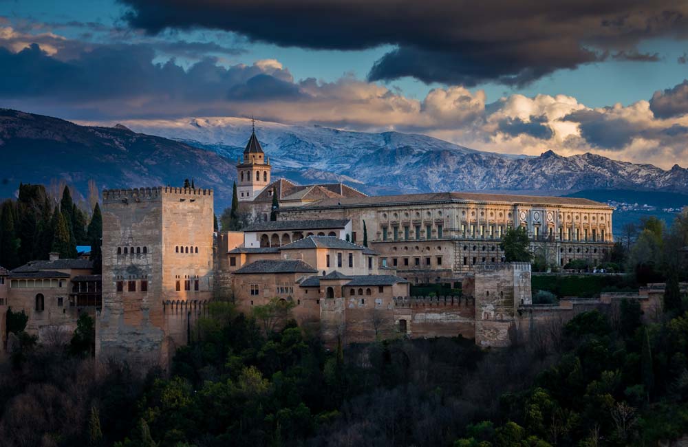 La Alhambra de Granada: Explorando su Asombrosa Arquitectura