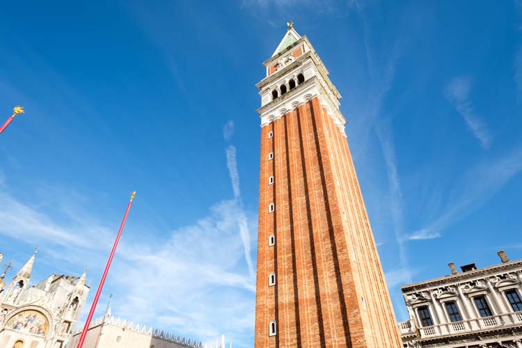 Campanile-de-San-Marcos-Venecia Descubriendo el encanto eterno de Venecia: Una guía completa de la ciudad de los canales