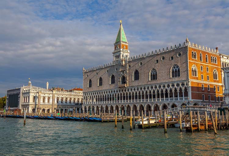 Palacio-Ducal-Venecia Descubriendo el encanto eterno de Venecia: Una guía completa de la ciudad de los canales