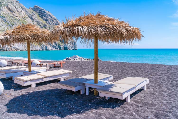 Playa de Arena Negra Perissa En Santorini Grecia