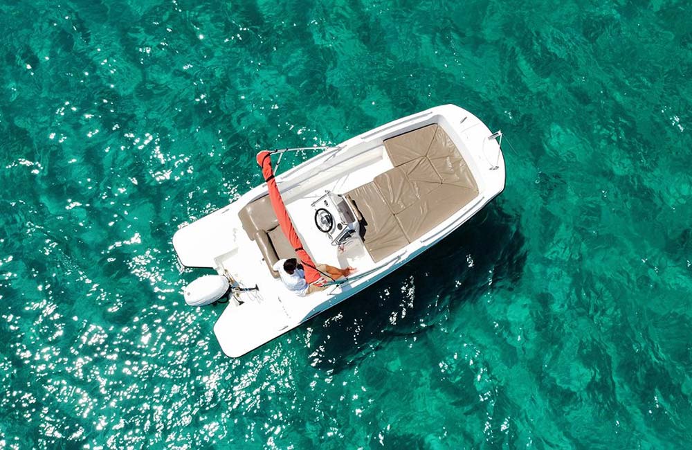 Explorando Ibiza a tu propio ritmo: navegar sin licencia por sus aguas