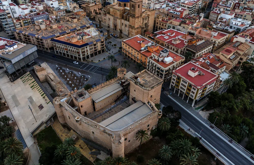 Empresas de Elche que crecen fuera: cómo abrir presencia en Barcelona o Madrid sin grandes costes fijos