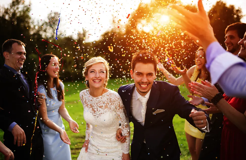 Momentos Inolvidables: La Magia del Confeti y Pétalos Biodegradables en las Bodas