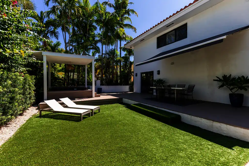 transforma tu jardin cesped artificial