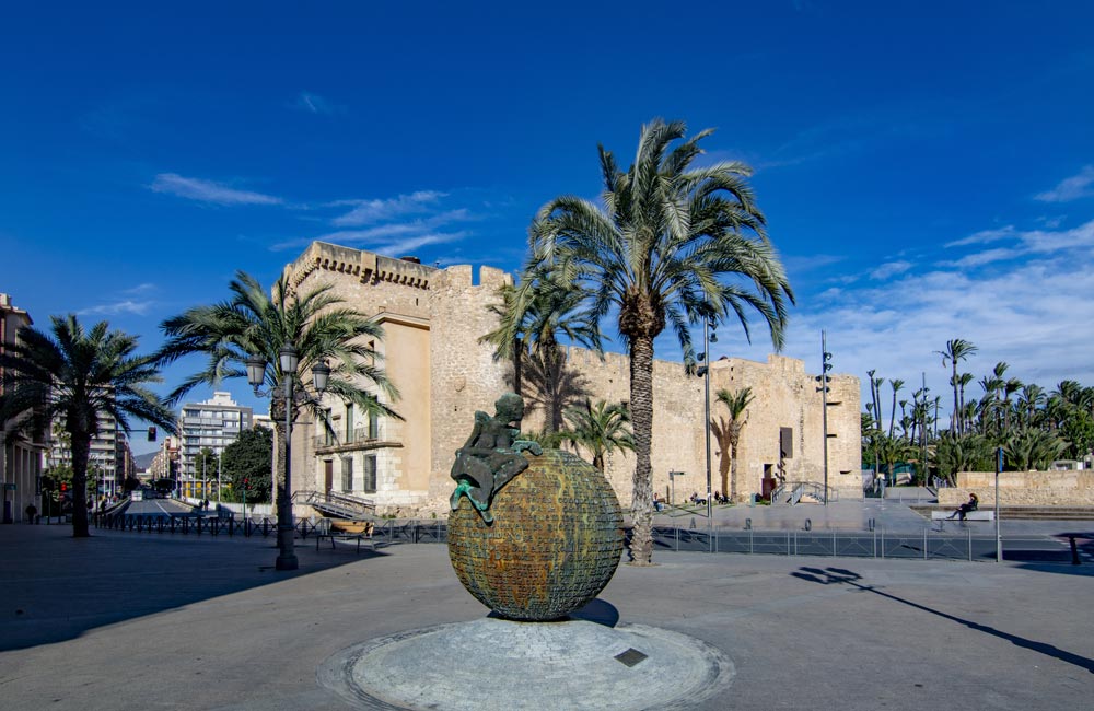 Descubriendo Elche: La Ciudad de las Palmeras y El Misteri