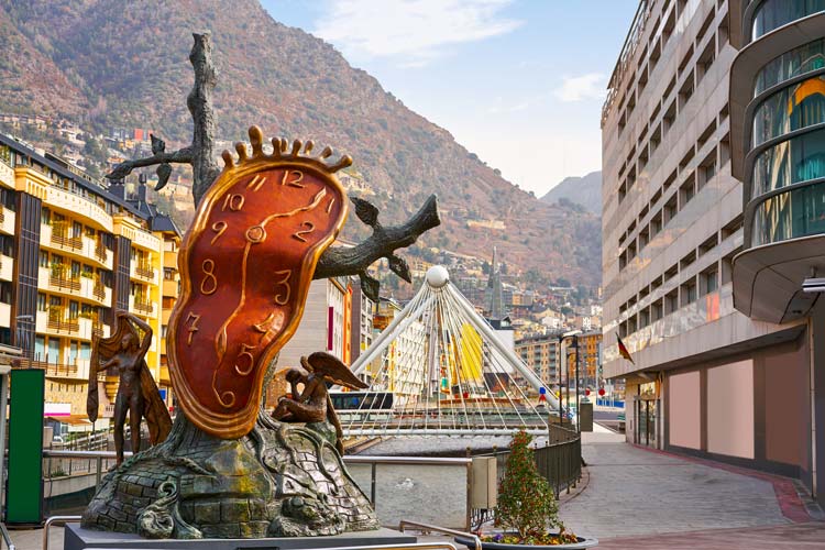 Escultura en Los Pirineos en Honor a Salvador Dalí