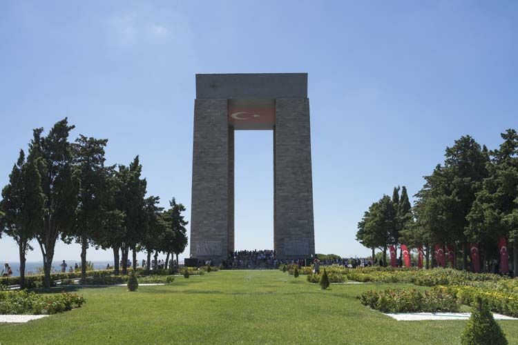 Monumento-a-los-Martires-de-la-Batalla-de-los-Dardaneles-Gailipolli Sir Winston Churchill: Biografía de una Figura imprescindible de la Historia de Europa