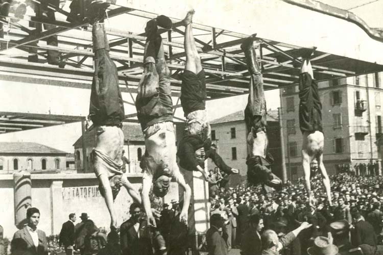 Mussolini y Petacci colgados