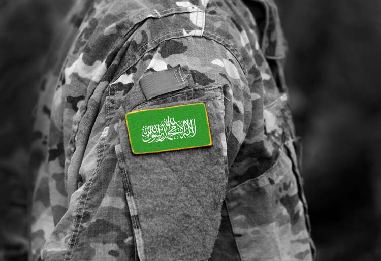 Soldado con la Bandera de Hamás en el brazo