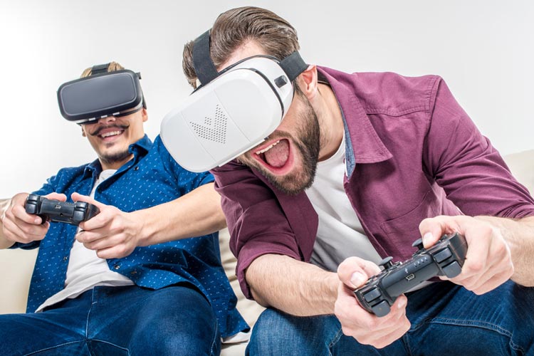 Amigos jugando Realidad Virtual