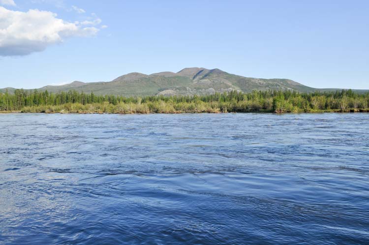 Río Suntar en las Tierras Altas de Oymyakon