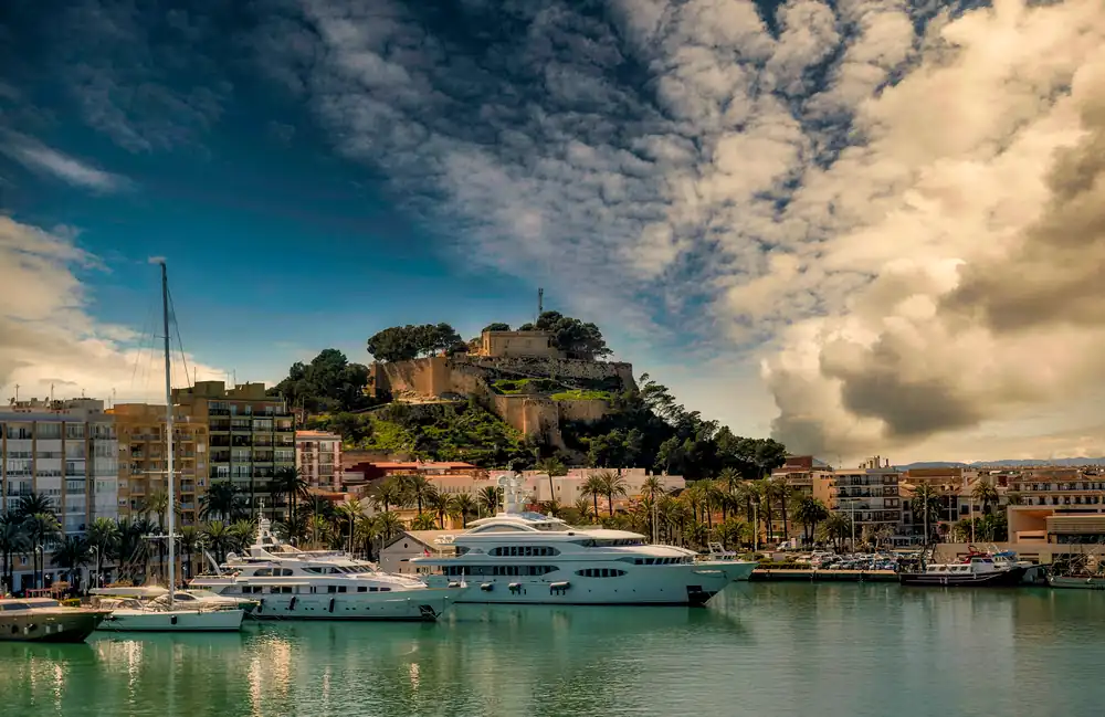 Dénia: Entre el legado de Dianium y el brillo del Mediterráneo