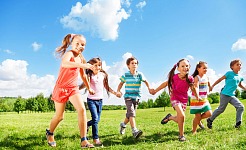 Mejor ropa para pasear con los niños en familia este verano