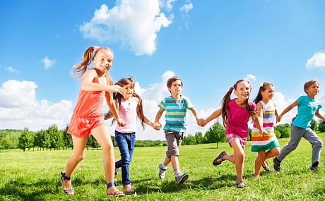 Mejor ropa para pasear con los niños en familia este verano