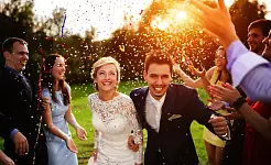 Momentos Inolvidables: La Magia del Confeti y Pétalos Biodegradables en las Bodas